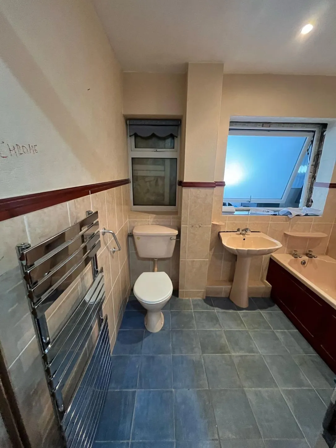 Bathroom before: beige suite, dado rail and blue floor tiles